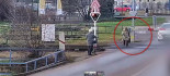 Pillanatokon múlt, hogy nem gázolta el az idős nőt a vonat Monoron – videó