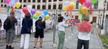 Lufikat kötözött Orosz Anna a Karmelita kolostor kordonjaira gyermeknap alkalmából