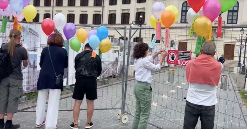Lufikat kötözött Orosz Anna a Karmelita kolostor kordonjaira gyermeknap alkalmából