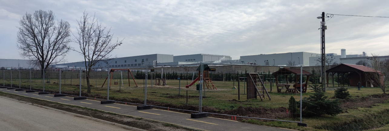 Zajvédőt épít a Samsung Gödön, elkerítettek egy játszóteret
