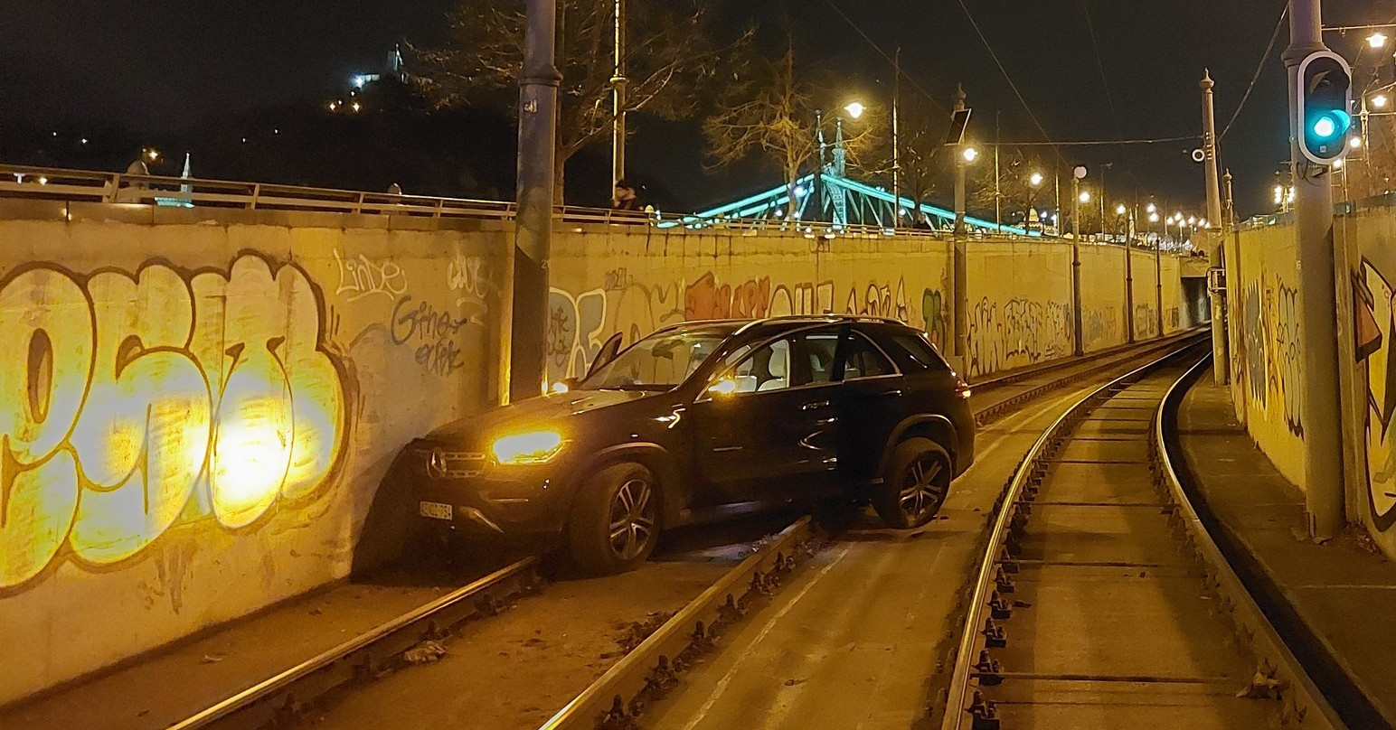 A Szabadság híd alatti villamosalagútba hajtott egy autós