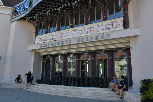 Újabb 700 millióval drágult a szolnoki színház felújítása