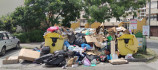 Koszkáosz a váci lakótelepen: kifolyik a szemét az utcára, a szolgáltató nem viszi el a hulladékot