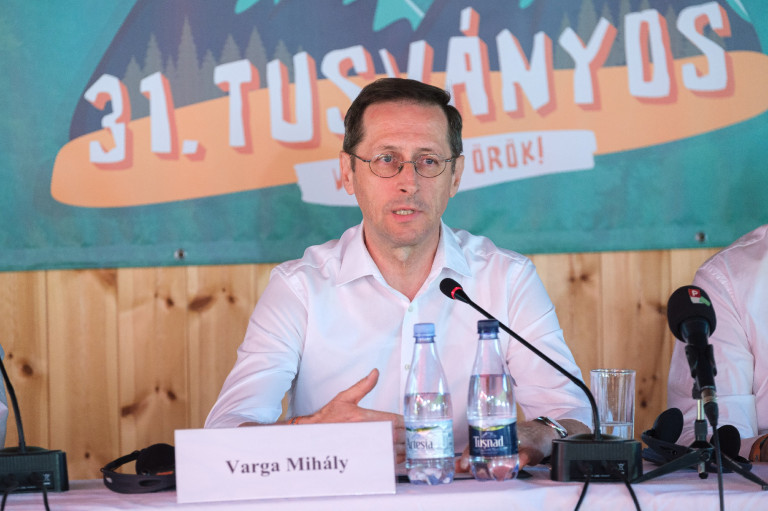 Varga Mihály szerint a helyzet romlik, de tűzijáték akkor is kell