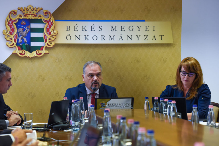 A békési közgyűlés elnökének feje főhet az elvesztett ötmilliárd forintnyi uniós forrás miatt  