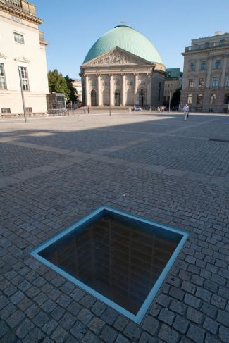 Üres polcok: a könyvégetés emlékműve Berlinben