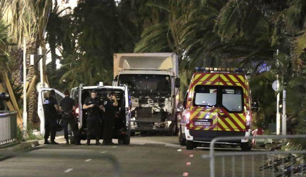 „Háborúban állunk a terroristákkal” – Merénylet Nizzában