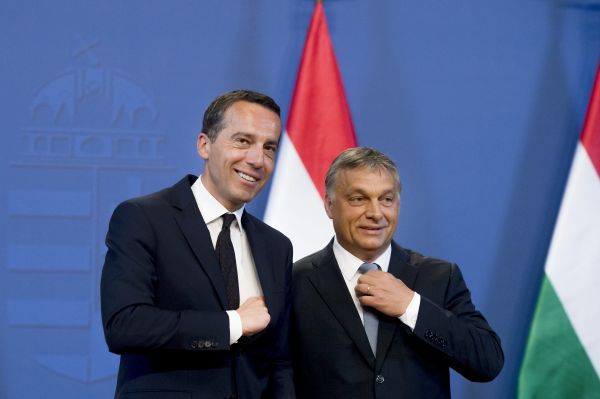 Christian Kern osztrák kancellár és Orbán Viktor miniszterelnök Donald Trump hajával viccelődik