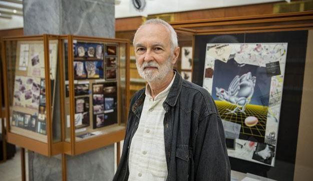 A postatiszta aranyszarvas hátranéz - Kara György a Bélyegmúzeumban  