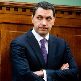 Megszólalt a kormány végre Bayer Zsolt kitüntetésének ügyében: inkább hallgattak volna tovább!