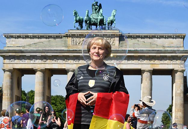 Merkel viaszfigurája a brandenburgi kapunál