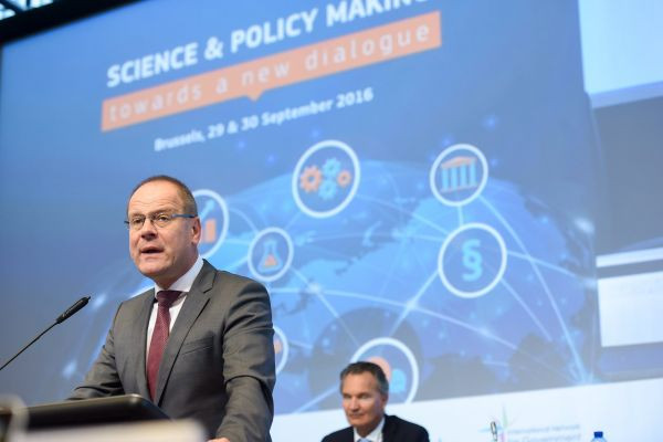 Augusztus végére megállapodna az Európai Bizottsággal a kormány