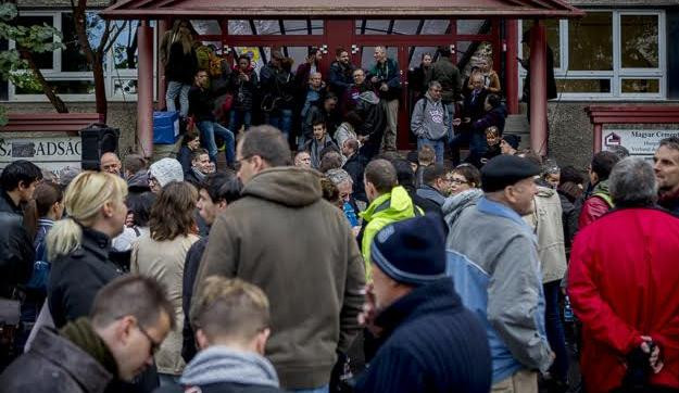 Hivatalosan nem tudni, nem hivatalosan elképzelhető, hogy máshol megjelennek a Népszabadság cikkei