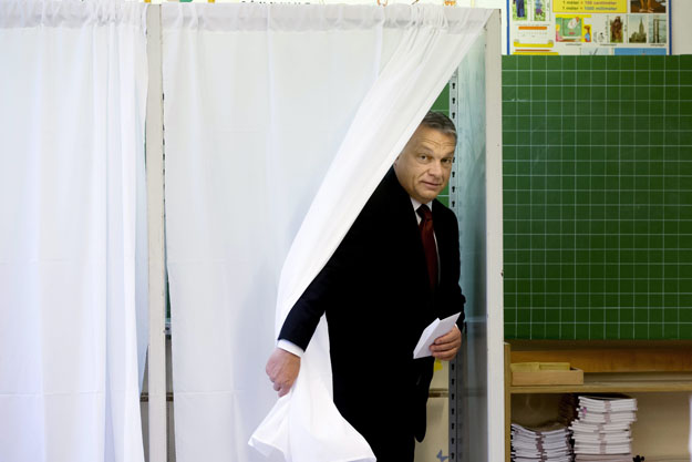 Ott viszi Orbán a borítékot
