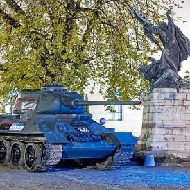 Szovjet tank vonult végig a budai váron tegnap éjjel