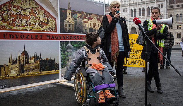 A szegénység elleni küzdelem világnapja alkalmából a kormány nem felejtette el megalázni az elesettekért küzdő civileket