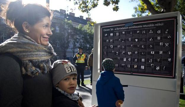 Torz emlékezetpolitika ellen tiltakozott a Terror Házánál az Eleven Emlékmű csoport