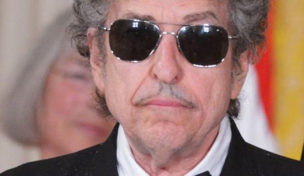 Dylan megint a bolondját járatja a világgal  