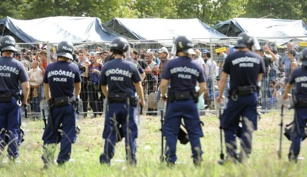 Durva üzenet a világ számkivetettjeinek: ha Magyarországra jössz, elbánunk veled