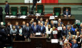 Csak itt tűrjük, Lengyelországban nem: tüntetők barikádozták el a parlament kapuit