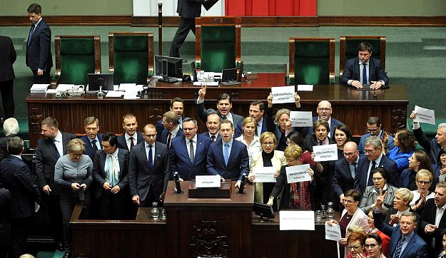 Csak itt tűrjük, Lengyelországban nem: tüntetők barikádozták el a parlament kapuit