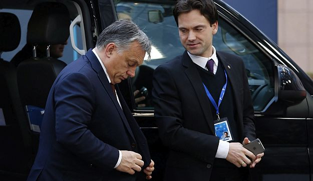 Korántsem egyértelmű a jó király, rossz szolga trükkje: Orbán először még poénkodott a kihajított újságírónő rovására