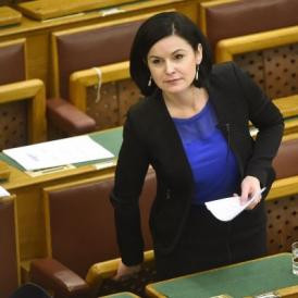 A Fidesz-frakció Kunhalmi Ágnessel melegít a szilveszterre