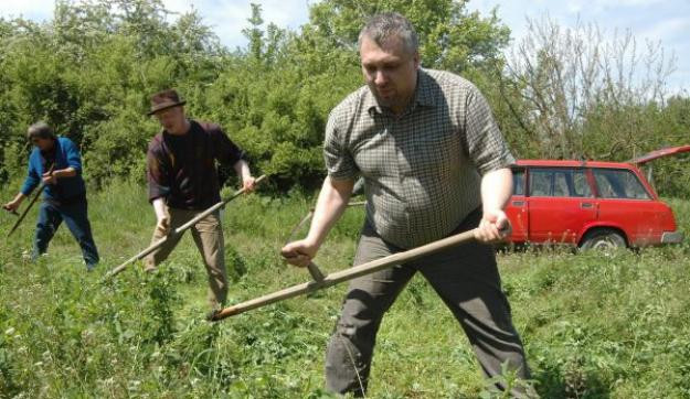 Kafkai földper zajlik, ahol csak saját tulajdonukat szeretnék visszakapni az „eltakarított” gazdák