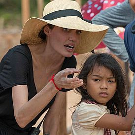 Angelina Jolie leforgatott egy rendkívüli filmet, hogy segítsen Kambodzsának feldolgozni a népirtást