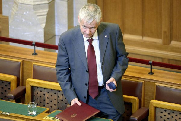 Vétség miatt nyomoznak a Külügy feltörése ügyében
