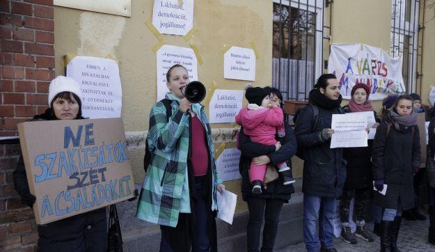 A gyámhivatalnál tiltakoztak aktivisták, miután egy anya gyerekét a bölcsődéből vitték el