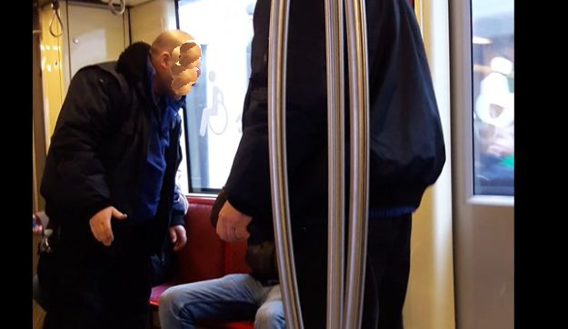 Videó: két biztonsági őr veri a férfit a kettes metrón