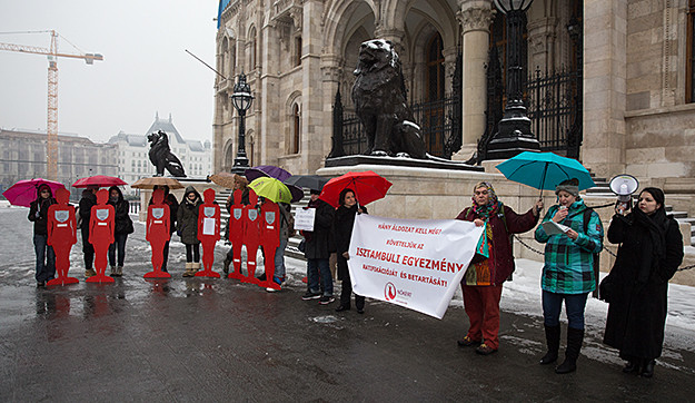 Nők és gyermekek életét veszélyezteti a kormány