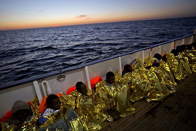 Kimentett migránsok Líbia partjainál