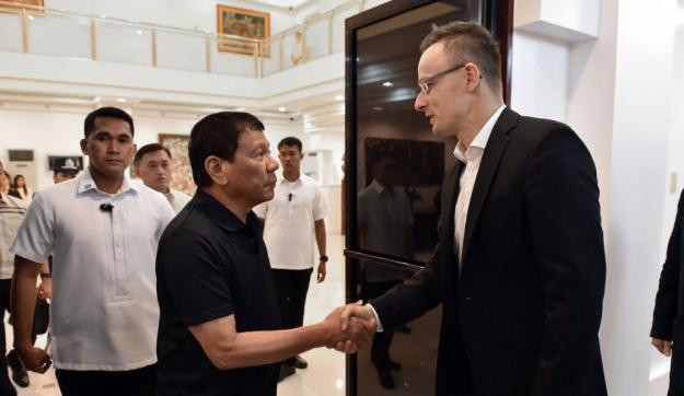 Itt van a mi új barátunk: Szijjártó Péter a Fülöp-szigeteki diktátornál járt