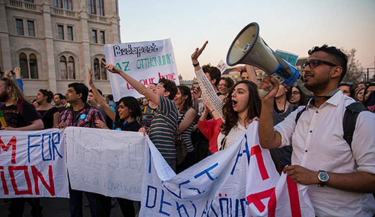 „Szabad ország, szabad egyetem!” – Ezrek vonultak utcára a CEU-ért
