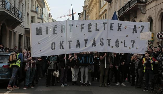Joggal tart Orbán a fiataloktól – A tegnapi tüntetés öt fontos tapasztalata