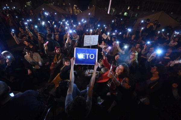 Itt nézheti élőben a Gulyás Mártonért tüntetőket