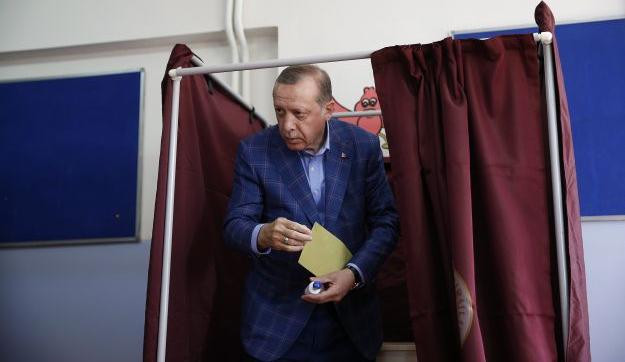 Isztambulban tűzijátékkal ünneplik, hogy hivatalosan is véget ér a demokrácia
