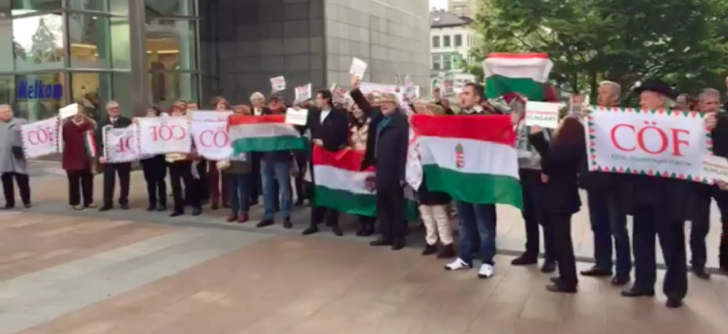 A kormány álcivileket röptetett Brüsszelbe, hogy mellette tüntessenek