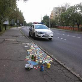 Pofátlan bűnözők festették a járdákat Kaposváron, a rendőröknek kellett beavatkozniuk
