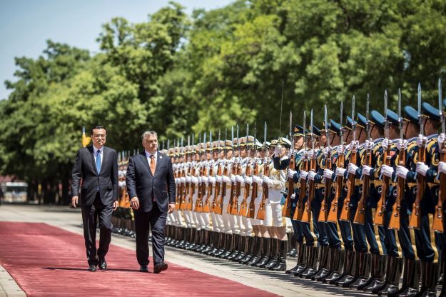 Orbán Viktor miniszterelnök (j) és Li Ko-csiang kínai kormányfő