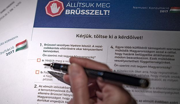 Minden idők legsikeresebb nemzeti konzultációja: még a fideszesek nyolcvan százaléka is beintett Orbánnak