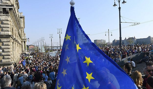 Hiába fenyegette őket a rektor, a Corvinus oktatói és hallgatói most a civilek mellett állnak ki