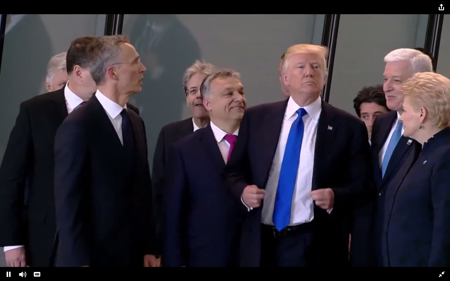 Mint egy kisgyerek, úgy örült Orbán Trump hátának