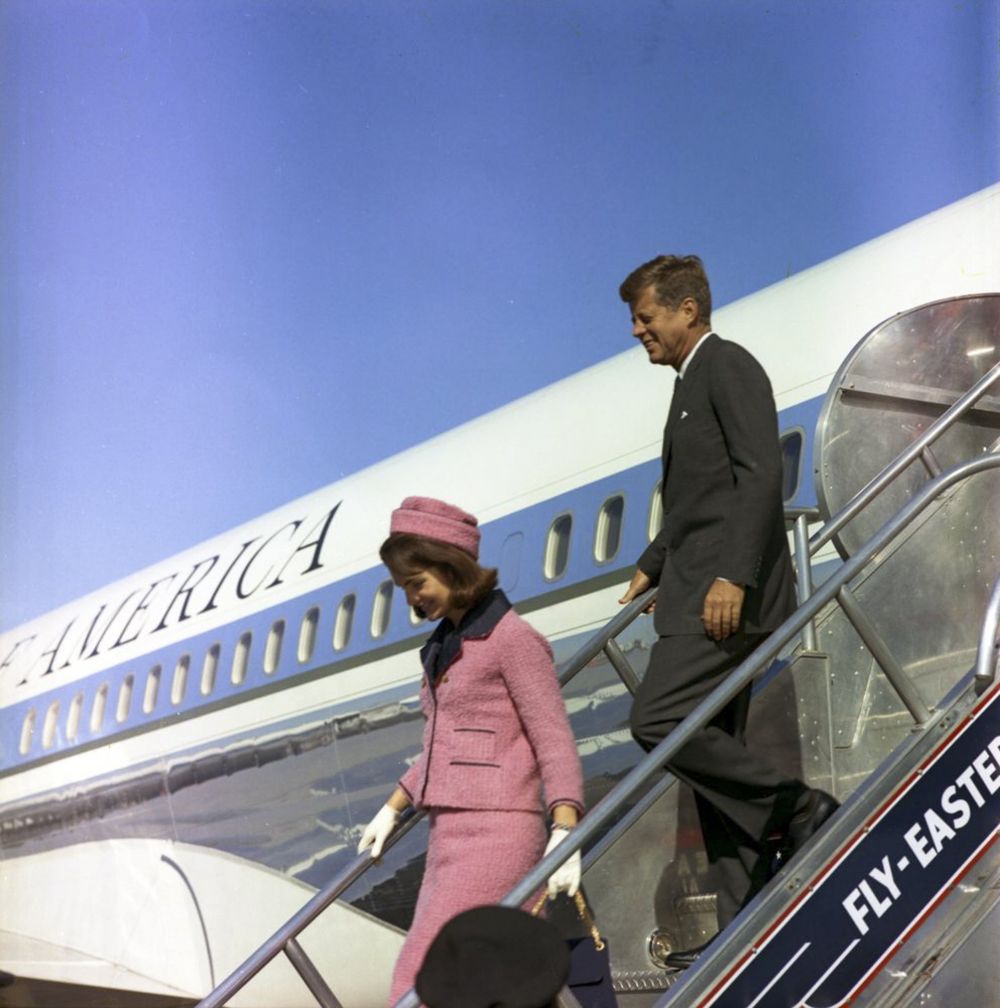 Kennedy és neje, Jacqueline Kennedy a Texas állambeli Dallasba érkezik 1963. november 22-én. Ezen a napon gyilkolták meg az elnököt.
