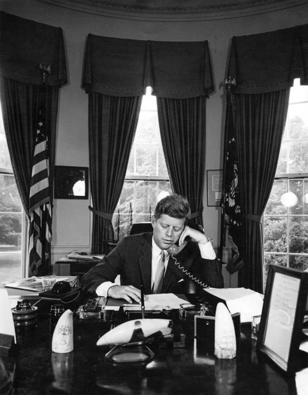 John Fitzgerald Kennedy amerikai elnök telefonál a washingtoni Fehér Ház Ovális irodájában 1962. augusztus 23-án.