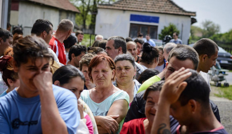 Rohamléptekkel távolodunk Európától, a szegényeket pedig az út szélén hagyjuk