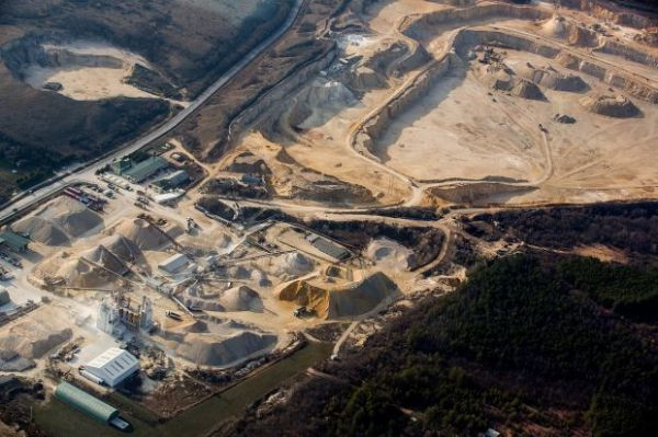 A bányászat felügyeletét is 9 évre elteszi magának a Fidesz