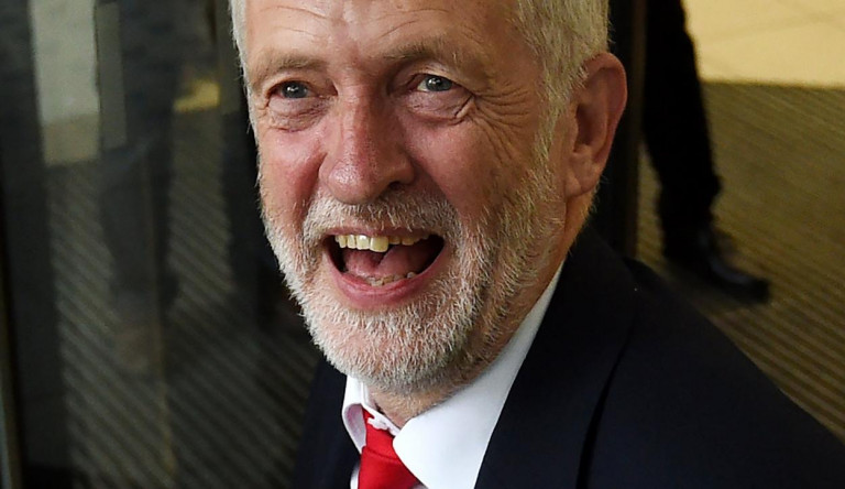 Zajlik az élet az Egyesült Királyságban: Jeremy Corbyn lemondásra szólította fel Theresa Mayt